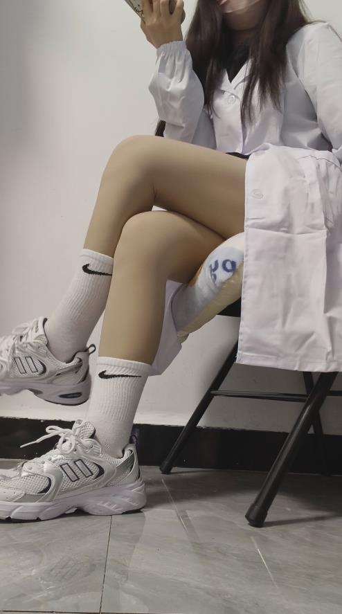 【新-足控】泡泡-厚肉丝 医生扮演【1V】【308MBpikpak云盘】